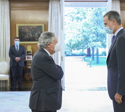 Su Majestad el Rey recibe el saludo del presidente de la Fundación Carlos de Amberes, Miguel Ángel Aguilar Tremoya